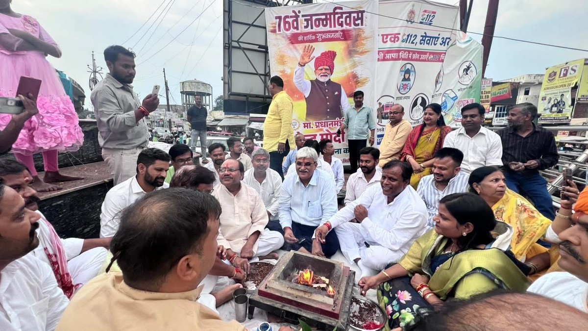ManishAsija7's tweet photo. माननीय प्रधानमंत्री श्री नरेंद्र मोदी जी के जन्मदिवस एवं सार्वजनिक जीवन में 25 वर्ष पूर्ण होने पर जैन मंदिर, सुभाष तिराहा पर आयोजित हवन में उनकी दीर्घायु एवं उत्तम स्वास्थ्य की कामना की। इस अवसर पर भाजपा परिवार उपस्थित रहा।

#HappyBDayModiJi #SevaParv https://t.co/rCvksTbgI2