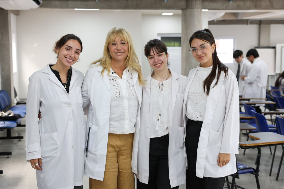 RossanaChahla's tweet photo. 👩‍🏫 En el Día del Profesor quiero saludar especialmente a quienes abrazamos la enseñanza con vocación y compromiso. Ser profesora de la Facultad de Medicina de nuestra querida Universidad Nacional de Tucumán es una de las tareas que más amo y que más satisfacciones me ha dado a lo largo de mi vida.

📚 Enseñar es mucho más que transmitir conocimientos. Es formar a los futuros profesionales, acompañarlos en su camino, compartir experiencias y también aprender de ellos. No hay mayor orgullo para un docente que ver a sus alumnos crecer, triunfar y cumplir aquellos sueños con los que alguna vez llegaron a un aula.

❤️ Amo enseñar y creo profundamente en el poder transformador de la educación pública. A todos los profesores que cada día dejan una huella en sus estudiantes y contribuyen a construir su futuro, ¡muy feliz día!