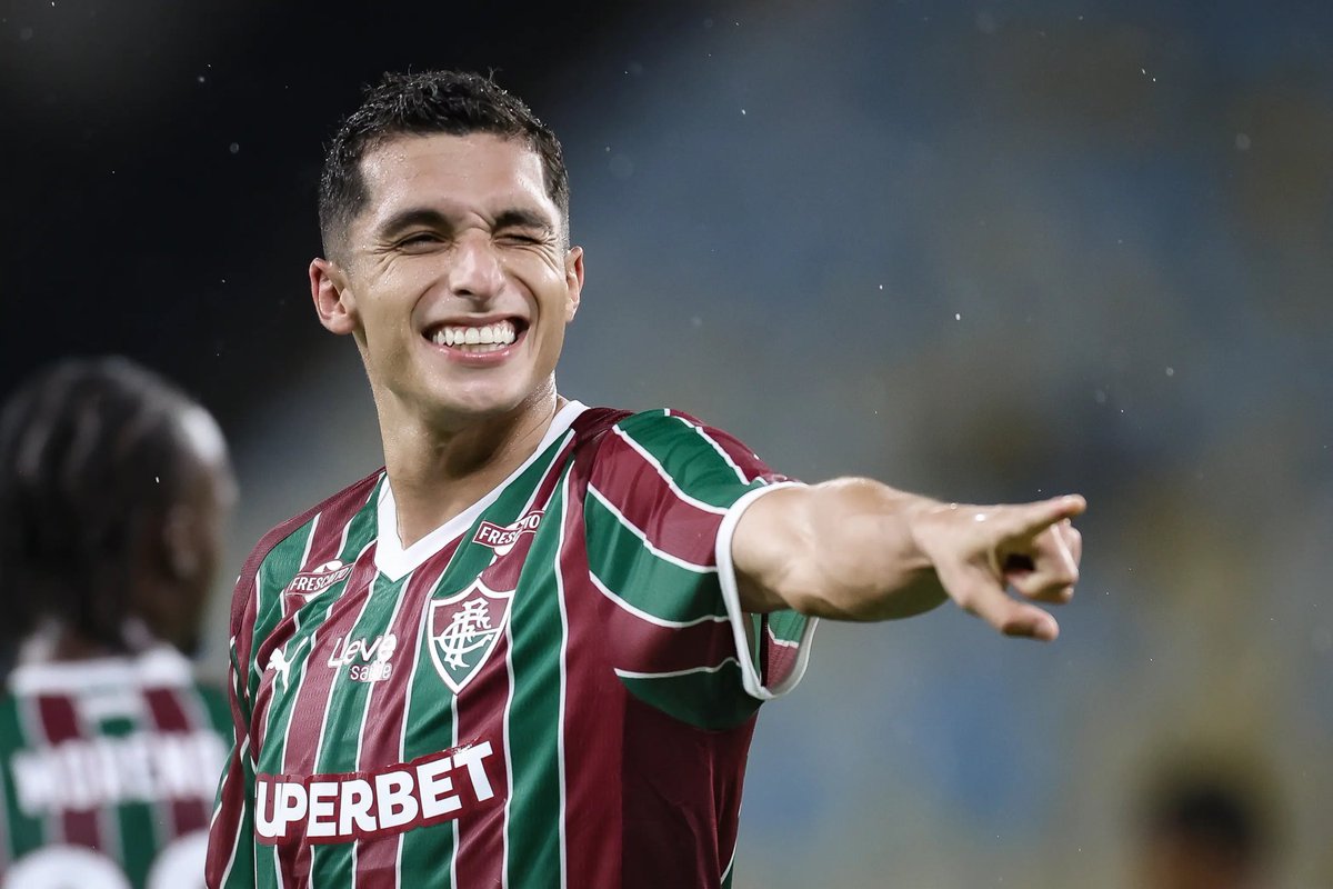 Estagiario1902's tweet photo. O momento pede o Fluminense fazer alguma loucura no mercado, mesmo sem dinheiro.

Tem muitos jogadores livres aí, dá pra trazer alguém. Não dá pra contar com dois jogadores burros no nosso ataque. Um até “vai”, agora dois é demais. https://t.co/yXkfFv8R2A