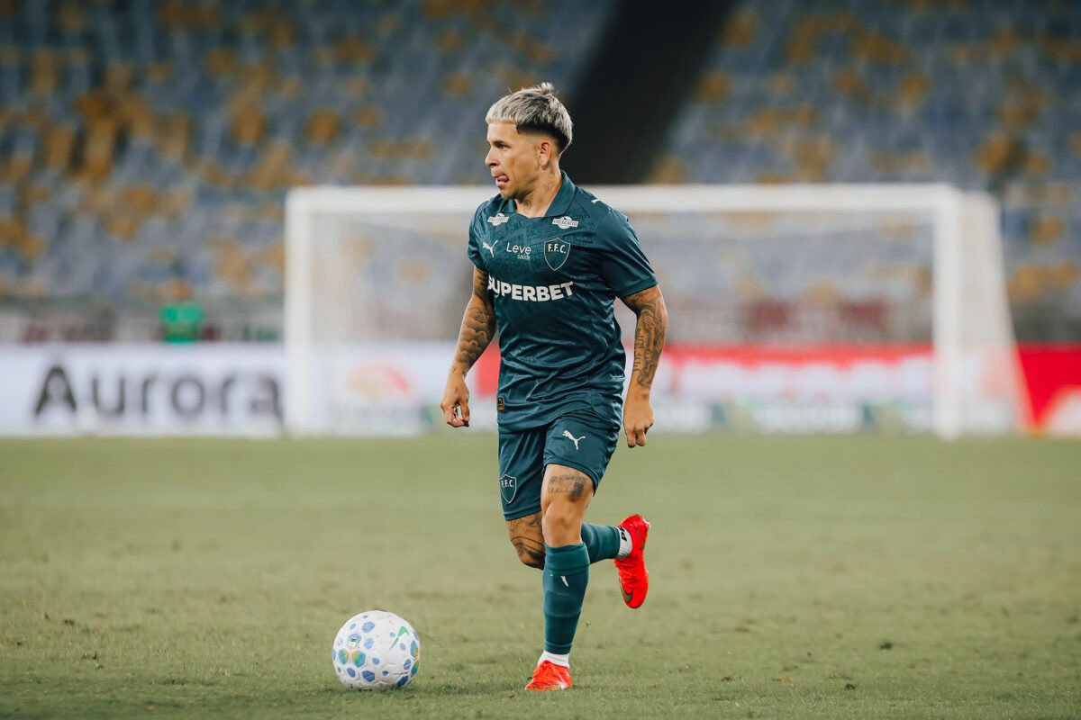 Estagiario1902's tweet photo. O momento pede o Fluminense fazer alguma loucura no mercado, mesmo sem dinheiro.

Tem muitos jogadores livres aí, dá pra trazer alguém. Não dá pra contar com dois jogadores burros no nosso ataque. Um até “vai”, agora dois é demais. https://t.co/yXkfFv8R2A