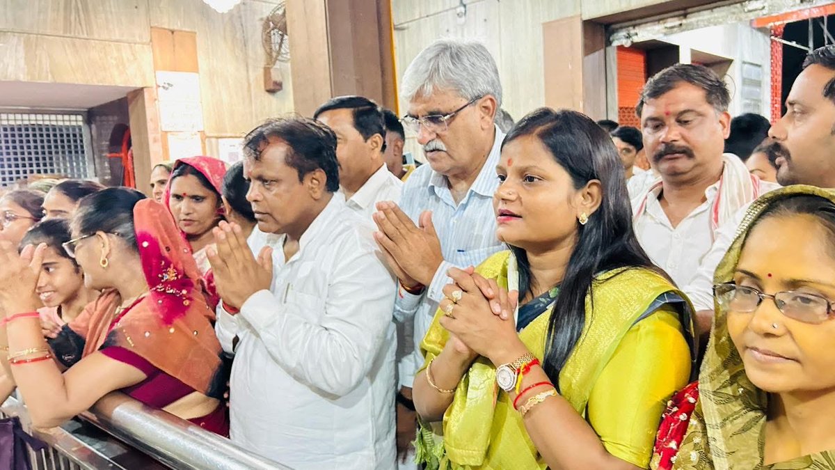 ManishAsija7's tweet photo. आज प्रधानमंत्री श्री Narendra Modi जी के 76वें जन्मदिवस पर फिरोजाबाद स्थित श्री कैला देवी मंदिर में ‘आशीर्वाद का दीया’ प्रज्वलित कर उनके उत्तम स्वास्थ्य एवं दीर्घायु की प्रार्थना की तथा केक काटकर जन्मदिवस मनाया।

#NarendraModi #SevaSamarpan #BJP https://t.co/NG6nQmiiAy