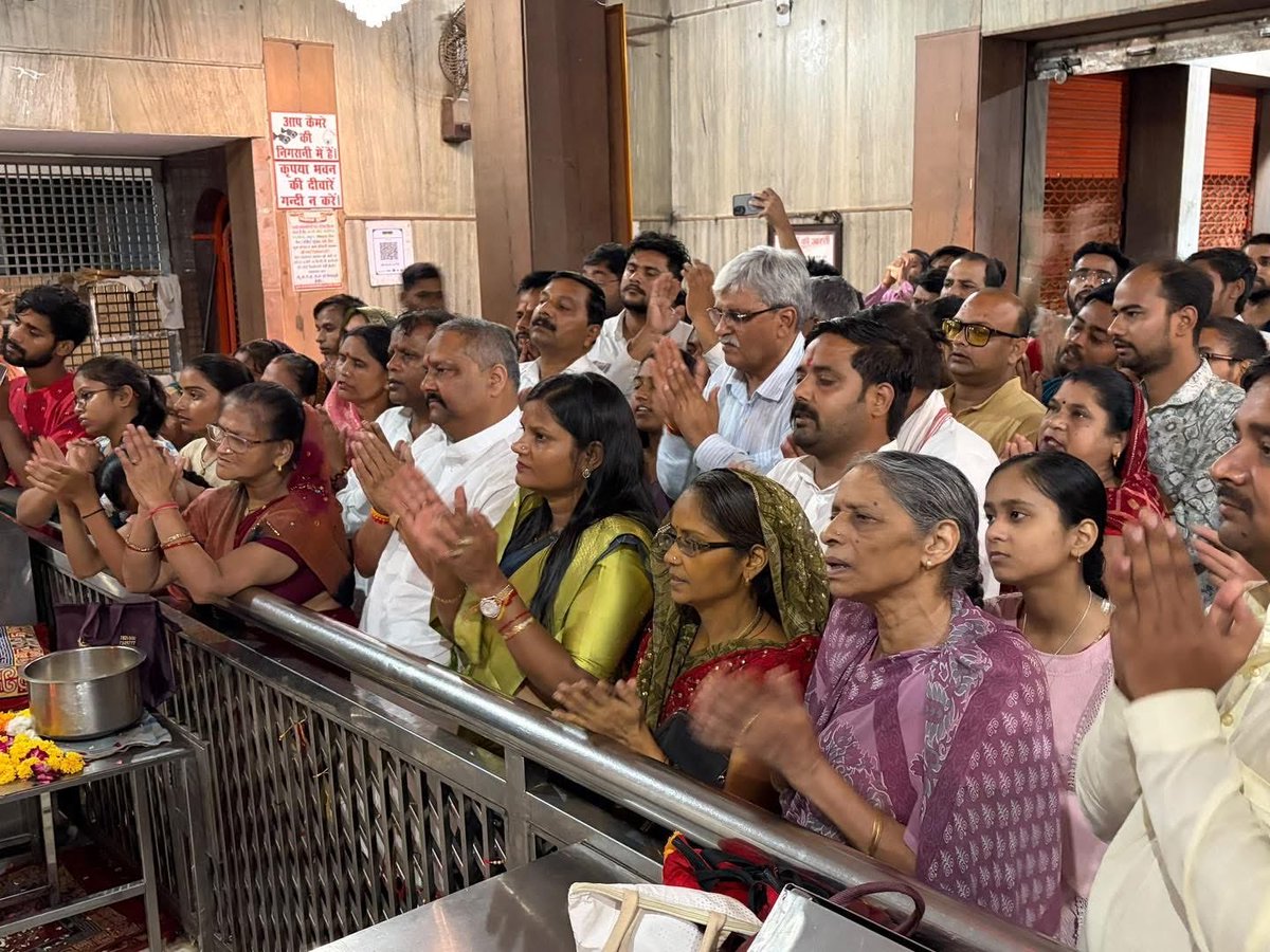 ManishAsija7's tweet photo. आज प्रधानमंत्री श्री Narendra Modi जी के 76वें जन्मदिवस पर फिरोजाबाद स्थित श्री कैला देवी मंदिर में ‘आशीर्वाद का दीया’ प्रज्वलित कर उनके उत्तम स्वास्थ्य एवं दीर्घायु की प्रार्थना की तथा केक काटकर जन्मदिवस मनाया।

#NarendraModi #SevaSamarpan #BJP https://t.co/NG6nQmiiAy