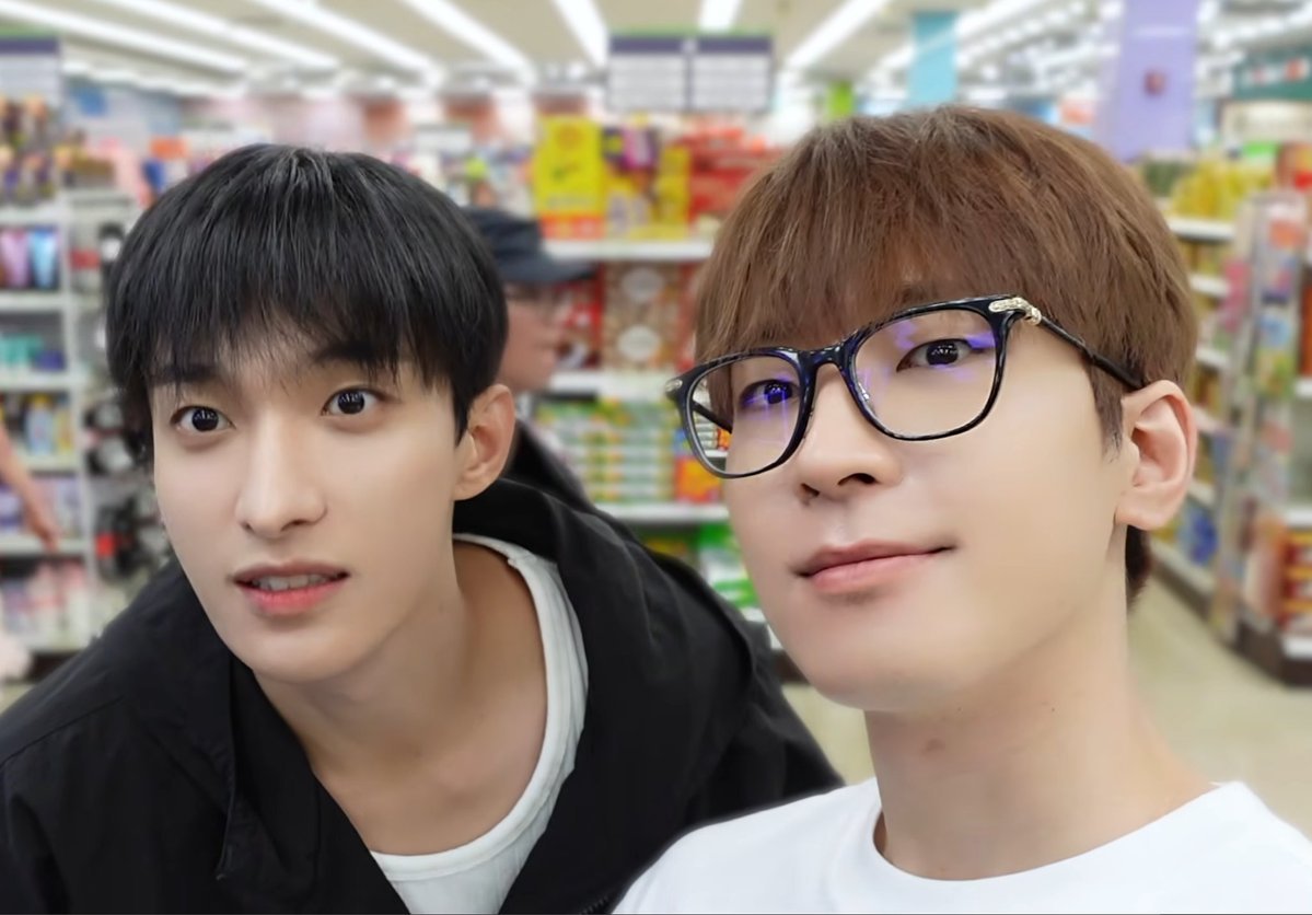 mineforwonn's tweet photo. wonu ni emang beneran mbulet mochi pluffy yah. di samping dk aja dia bukannya keliatan ganteng dan abangg??? malah keliatan LUCU IMOED  PLUFFY DAN SANGAT AMAT ADEK LHOO kakakkkk. 😭😭😭😭😭 https://t.co/p62PdZnQCd