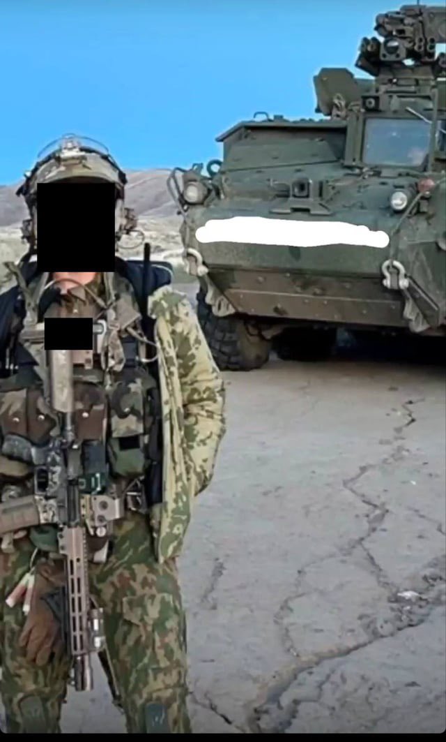 uncle_fury's tweet photo. Rare photos of a US Green Beret in Syria wearing Russian camo
(Clothing from the Russian company Voin)
Photo source: glazamiV https://t.co/iXBAZEX7p0