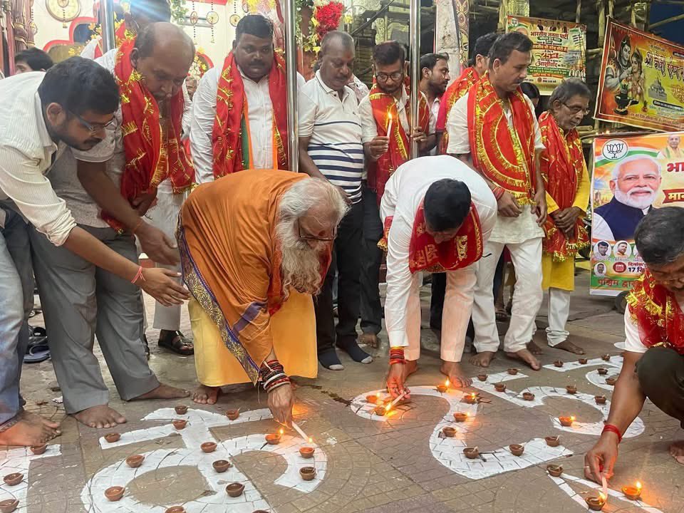 RatneshKBJP's tweet photo. आज प्रधानमंत्री श्री नरेंद्र मोदी जी के जन्मदिवस के अवसर पर पटना सिटी स्थित शक्तिपीठ बड़ी पटन देवी मंदिर परिसर में ‘सेवा संकल्प अभियान’ के अंतर्गत आयोजित ‘आशीर्वाद का दीया’ कार्यक्रम में सम्मिलित होकर दीप प्रज्वलित किया।
इस पावन अवसर पर माता पटनेश्वरी से प्रधानमंत्री श्री नरेंद्र मोदी जी के दीर्घायु, उत्तम स्वास्थ्य एवं निरंतर राष्ट्रसेवा की कामना की।
इस अवसर पर बड़ी पटन देवी मंदिर के महंत आदरणीय श्री विजय शंकर गिरी जी,  पटना नगरनिगम महापौर श्रीमती सीता साहू जी, मंडल अध्यक्ष श्री जितेंद्र कुमार जीतू जी, मंडल महामंत्री सह सेवा संकल्प अभियान संयोजक श्री अमरजीत कुमार सिंह जी, महामंत्री श्री विनोद शौंडिक जी,  श्री भरत सिंह जी, श्री मनोज भट्ट जी, श्री आशीष जायसवाल जी, श्री नितेंद्र अवस्थी जी, युवा मोर्चा अध्यक्ष अमित कुमार साव, महिला मोर्चा अध्यक्ष जूली देवी सहित बड़ी संख्या में कार्यकर्त्ता उपस्थित रहे।
#HappyBdayPMModi #SevaSankalpAbhiyan #AshirwadKaDiya #पटनासाहिब #patnasahib #patnacity #ratneshkushwaha #Ratnesh #रत्नेश
@narendramodi
