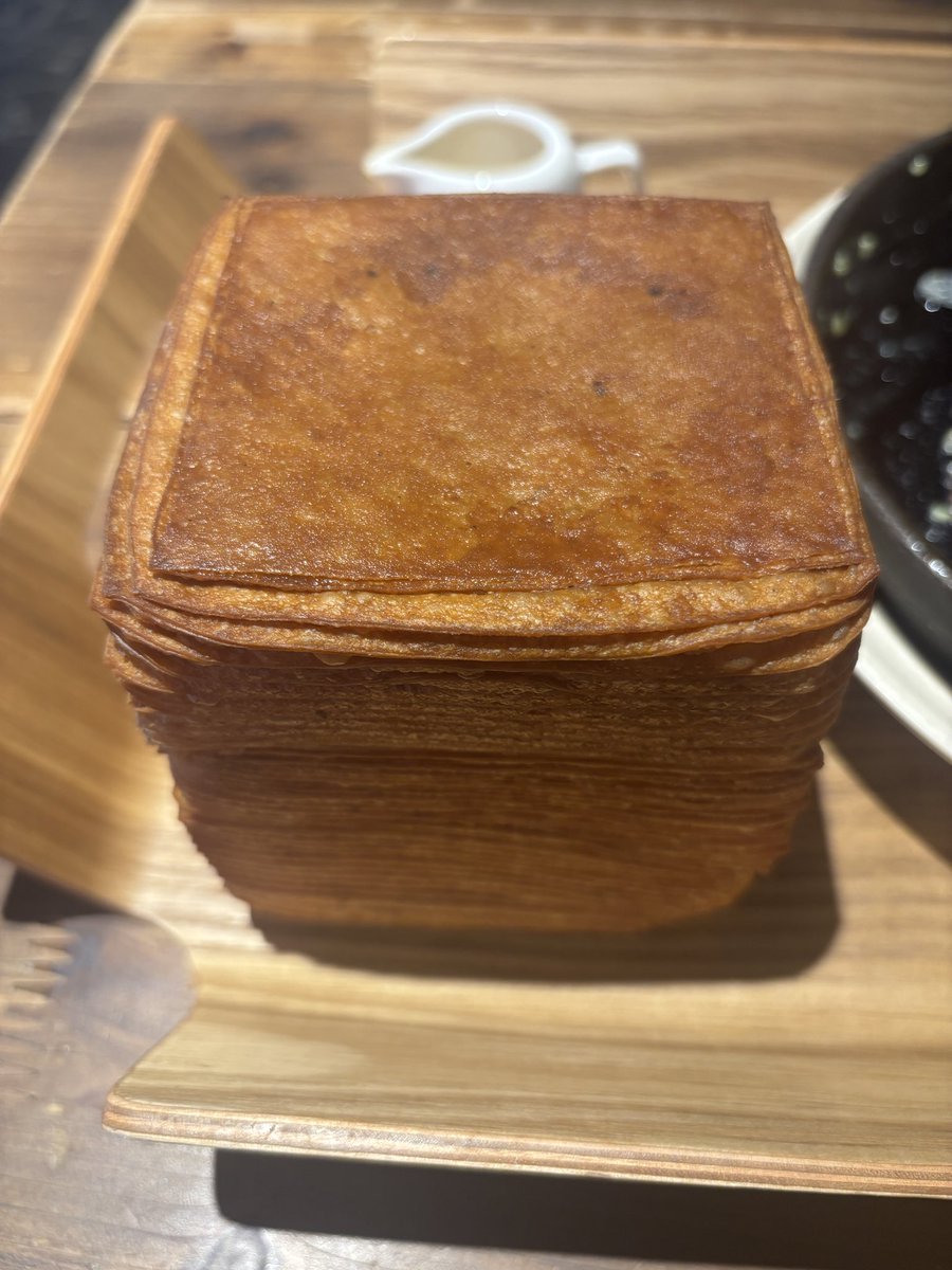 tokyospitz's tweet photo. Standard Bread ソウル
Google口コミ1,000件弱スコア4.9の凄まじいパン屋

フレンチトーストクリームブリュレ1,500円
ティッシュブレッド900円

2-4階がイートインスペース
とてもオシャレで女性客が殆ど
味はとても衝撃的なうまさ。ここでしか味わえない

ソウルに来たら必ず寄って欲しいお店 https://t.co/oUQKtTDb8D