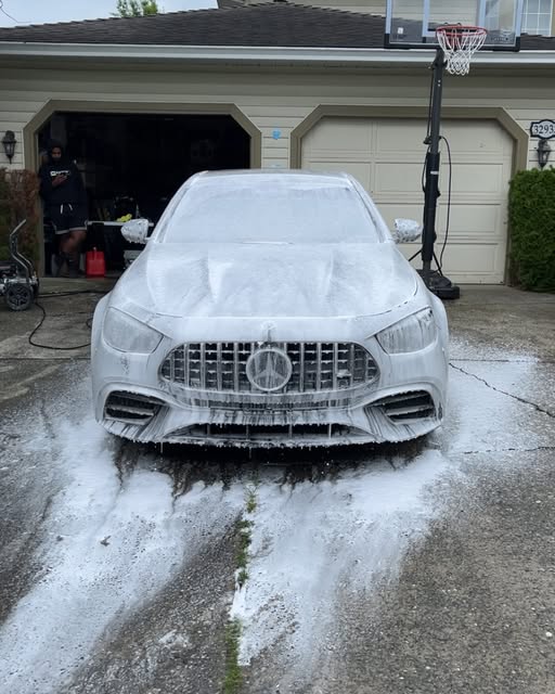 RenateDaddiz's tweet photo. This Audi e-tron looks brand new after a full interior and exterior detail, including pet hair removal. Call, text, or DM to book your appointment: (604) 300-1732. Abbotsford, BC. https://t.co/Np7mFp4bnM