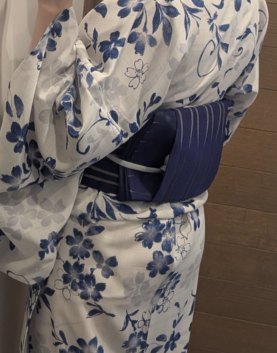 val_rie_m's tweet photo. そういや浴衣全然着ないから知らなかったけど帯こんな真っ平らな結び方あるんだね
お陰で刀ミュも普通に寄りかかって座れてとても楽だった
せっかくなんとか自分で着付けられるようになったから着る機会増やしたい〜 https://t.co/foMFYP93ev