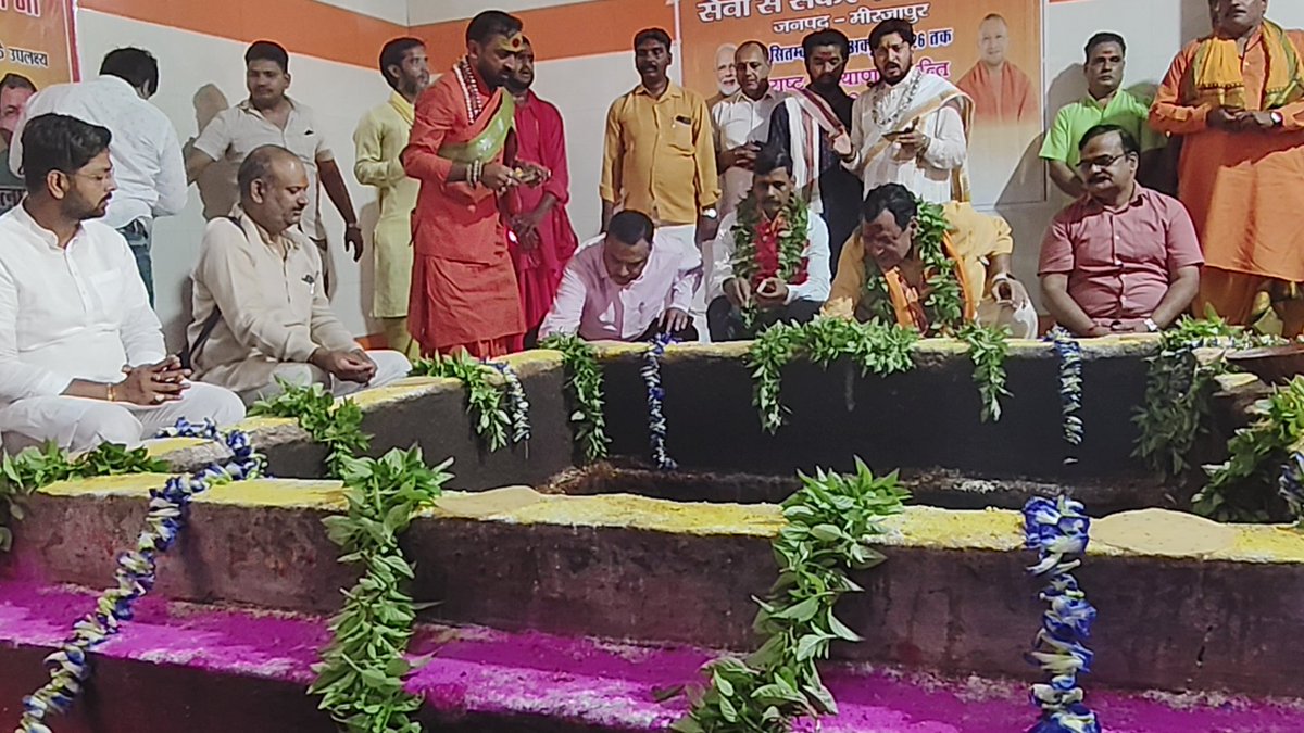 DM_MIRZAPUR's tweet photo. विन्ध्याचल में मन्दिर में विधायक नगर रत्नाकर मिश्र, मंडलायुक्त राजेश प्रकाश, D M. पवन कुमार गंगवार ने हवन पूजन के साथ किया "सेवा संकल्प अभियान" का शुभारम्भ-अभियान के तहत पूरे जनपद में दिखा सेवा का संगम@CMOfficeUP @ChiefSecyUP @InfoDeptUP#सेवासंकल्पअभियान https://t.co/wGRbjreQut