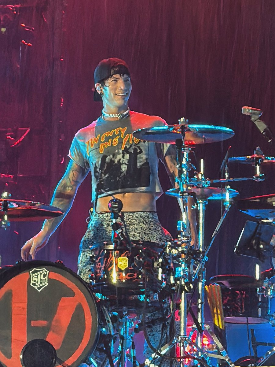 blurryvignette's tweet photo. some snaps from this glorious moment 🫡

josh’s midriff at rock in rio 

by me 💗 https://t.co/DIyyuhUtxl