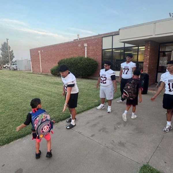 HISD_Sports's tweet photo. Thank you to everyone involved for allowing our Herd Varsity Football players to greet students this morning!
#HerdONE
@hisd_sports | @tmobile | #FN5GL | #Entry https://t.co/g7cE8G10ue