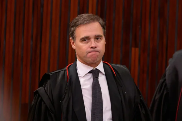BlogdoNoblat's tweet photo. Instituto de Mendonça recebeu R$ 5 mi de ex-parceiro de negócios de Vorcaro. O Instituto Iter, vinculado ao ministro André Mendonça, recebeu R$ 5,2 milhões da Cedro Participações, empresa com foco em mineração. O dono da holding, Lucas Kallas, foi parceiro de negócios do banqueiro Daniel Vorcaro. O repasse foi acertado em abril de 2024, em contrato de mútuo conversível —negócio em que a empresa que empresta o dinheiro pode converter o crédito em participação societária do instituto ou receber o montante de volta. O valor total do contrato era de R$ 5,9 milhões. O Iter, porém, decidiu interromper os repasses e iniciar a devolução dos recursos à Cedro em janeiro deste ano. No mês seguinte, André Mendonça foi sorteado relator das investigações sobre o Master  (uol)