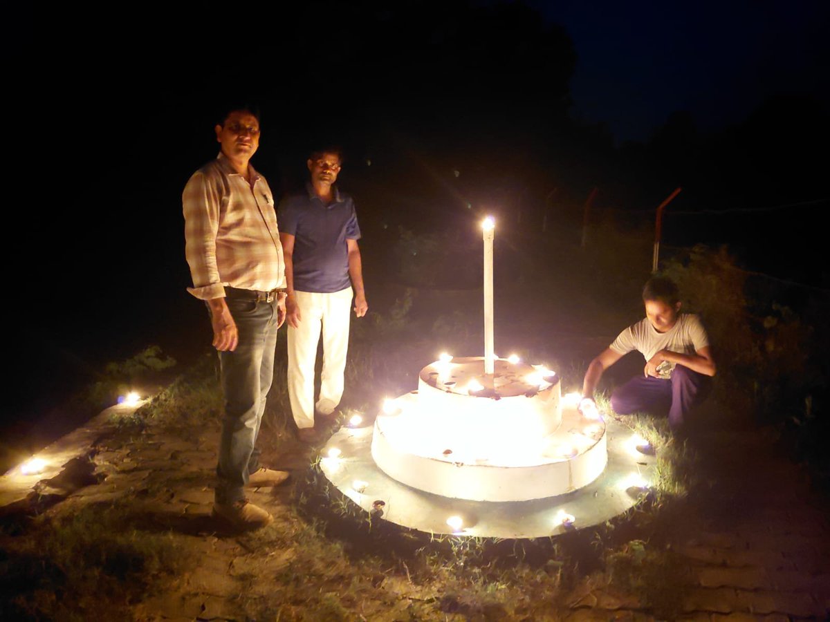 dm_sitapur's tweet photo. सेवा संकल्प महोत्सव-2026 के अंतर्गत भव्य दीपोत्सव कार्यक्रम का आयोजन किया गया। हर तहसील, ब्लॉक, नगर पालिका, नगर पंचायत एवं ग्राम पंचायत स्तर पर दीप प्रज्वलित किए गए। जनपद में कुल 15 लाख दीप प्रज्वलित कर सेवा, संकल्प, एकता एवं जनभागीदारी का संदेश दिया गया। https://t.co/NpIu5Qvpq4