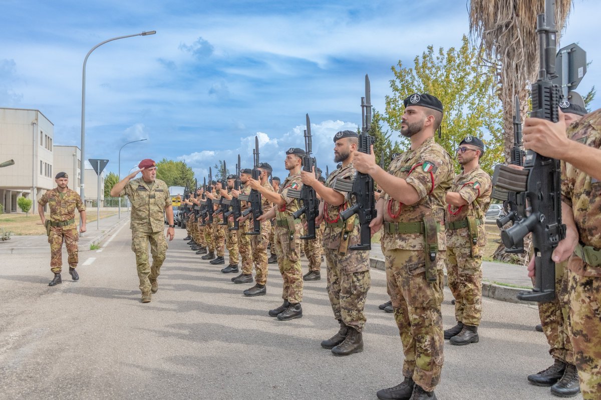 Esercito's tweet photo. “Avete scelto una strada che chiede molto, ma restituisce ancora di più. L’#Esercito è l’espressione dei più alti #valori della #Patria, l’#Istituzione a cui tutti guardano nei momenti di maggiore difficoltà perché fondato sul #coraggio, sullo spirito di #sacrificio e sul senso del #dovere. Custodite questo patrimonio, nato dall’esempio di chi ci ha preceduto, e onoratelo ogni giorno con abnegazione, coerenza e umiltà. L’#addestramento sarà esigente, duro, perché è la migliore garanzia di fronte all’incertezza del combattimento. È ciò che vi renderà #Soldati. I giovani, come voi, rappresentano la locomotiva del cambiamento e dell’#innovazione di cui abbiamo bisogno. Non abbiate paura di sbagliare: è così che si impara e si cresce”. Queste le parole del Capo di SM dell’#EsercitoItaliano, Gen. C.A. Carmine #Masiello ai nuovi VFI del 2° Blocco 2026 giunti presso il 17° RAV, nella sede di #Capua e presso il 235° RAV, nella sede di L’Aquila.