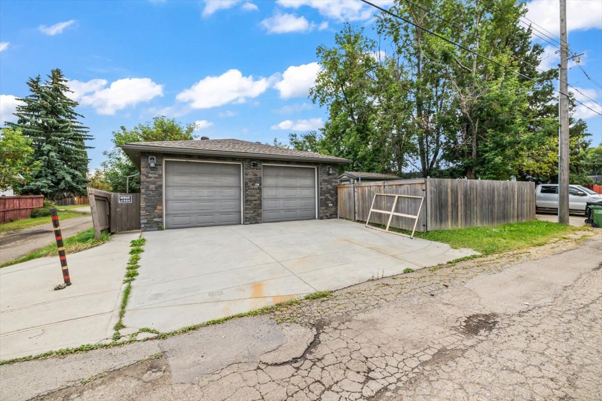 DaveOzubko's tweet photo. A Mayfield bungalow with a 26' x 26' heated garage?

This 3-bed, 2-bath home has hardwood floors, an updated kitchen, finished basement + wet bar, RV parking, and plenty of major updates already done.

The garage might be the real plot twist. 👀

#EdmontonRealEstate #Mayfield https://t.co/mDhgq2sQEo