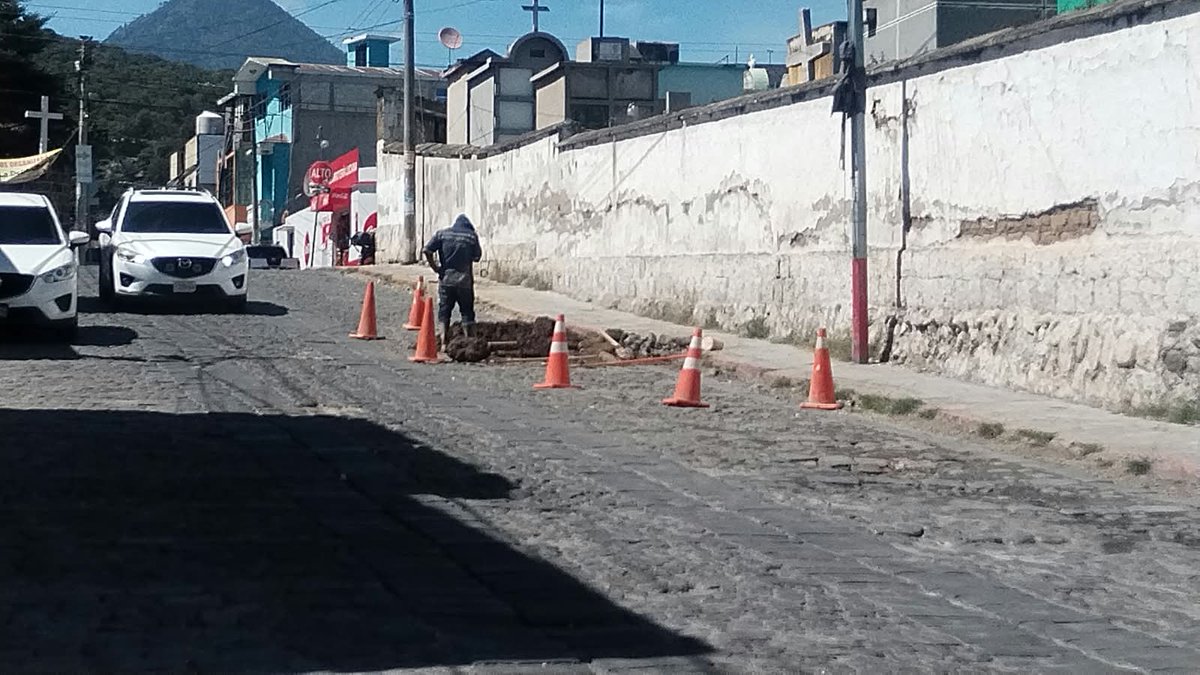 PMTQ_MuniXela's tweet photo. 🚧 Cierre temporal parcial !
Debido a trabajos de EMAX en 20 avenida entre 8a calle y D11, zona 1, se realiza regulación preventiva del tránsito en el sector.
🚗Conduce con precaución, mantente atento y sigue las indicaciones de los agentes de tránsito.
#TransitoXela #MuniXela https://t.co/KoeyvfVLW3