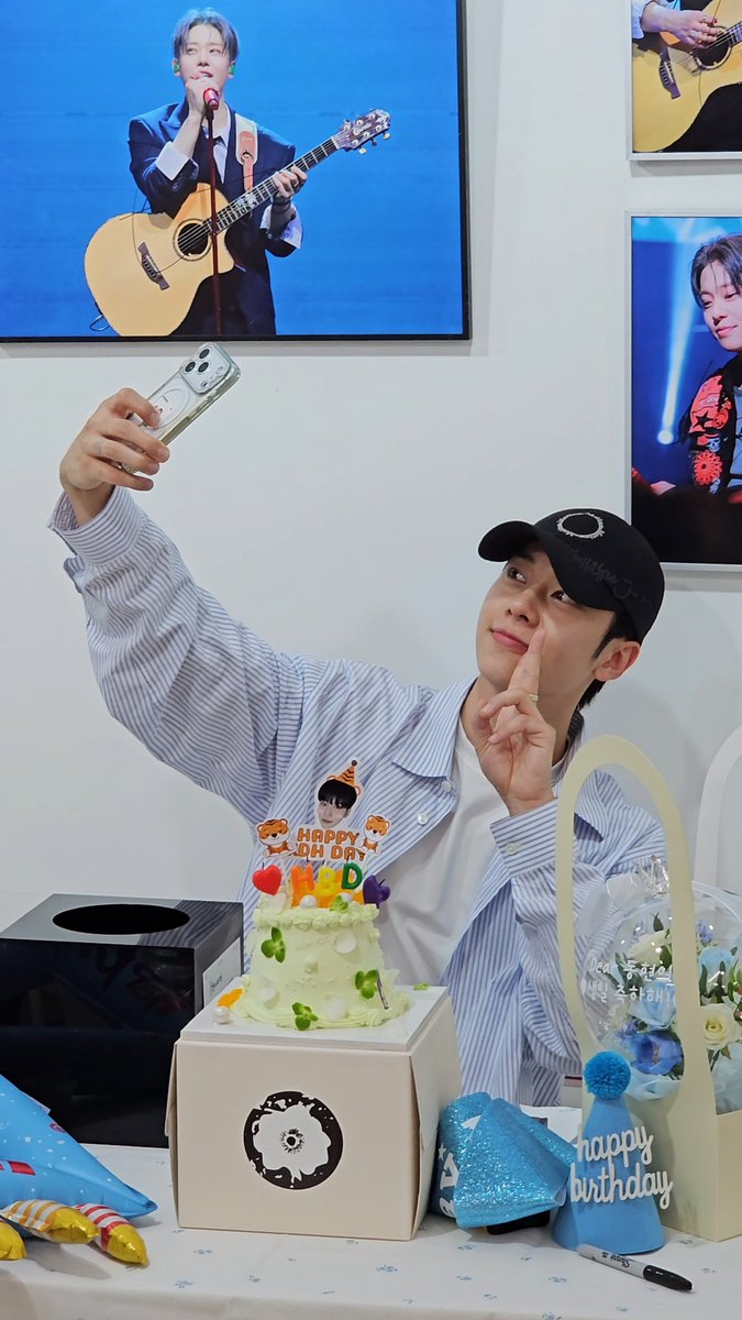 ABNEWNA's tweet photo. 260917 🐿💙🩶
싸인을 또 다해주는 착둥🫳♡
음료 결제중🫶💗
얼굴자랑셀카📷✨️
(내가 시킨거 아님)볼하투🥰
#김동현 #ANDME https://t.co/N8yg4QkOkX
