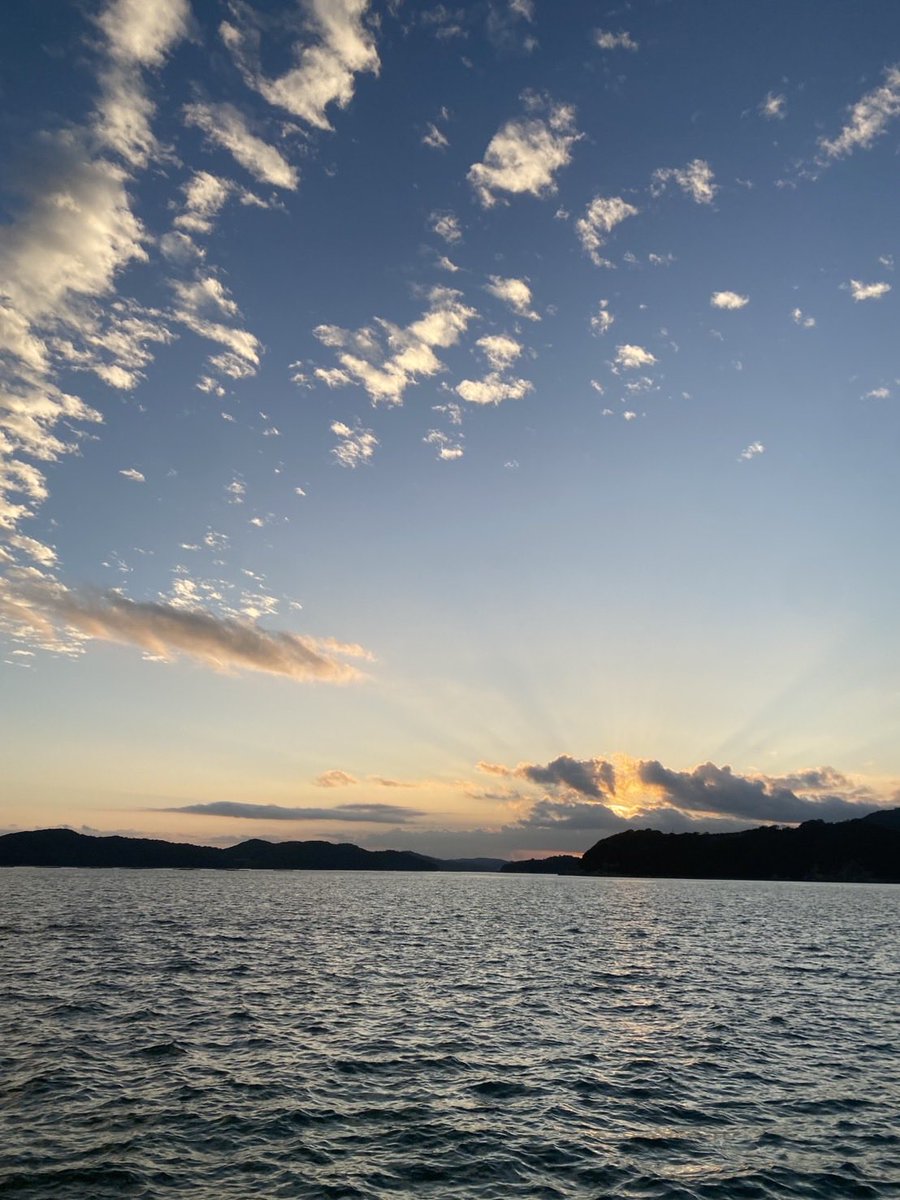hazakura_aoba's tweet photo. 瀬戸内育ちで地元民しか行かないような鄙びた海水浴場のある地で育ったせいか、幼友達はみな、墓はいらないから海に帰りたいと言うんですよね。穏やかな海に育まれていたんだなって、最近よく思っています。 https://t.co/03aRfqo78u