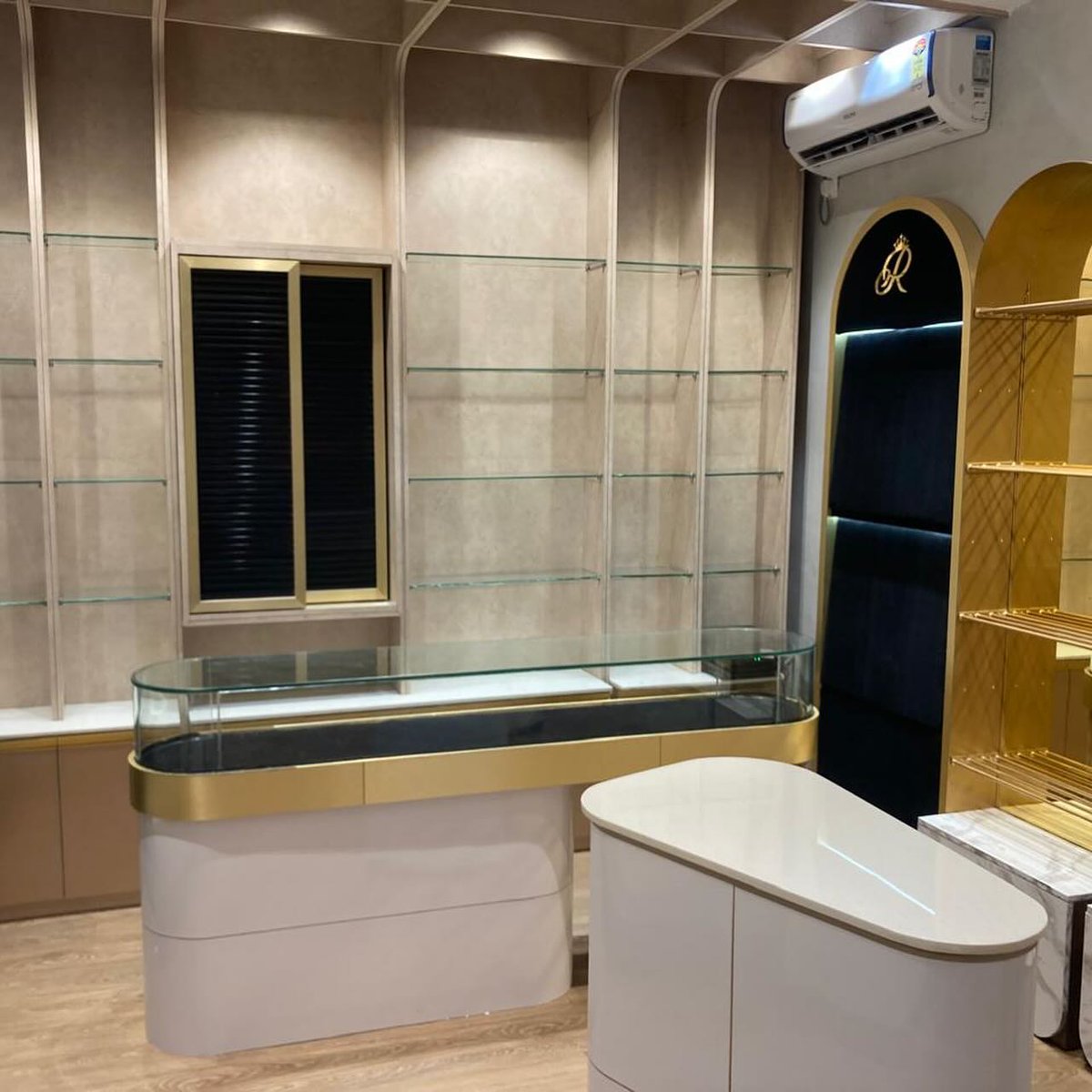 MartinKatoepc1's tweet photo. Racks designed and built by Woodzip Associates. https://t.co/YtB3MWXPhV