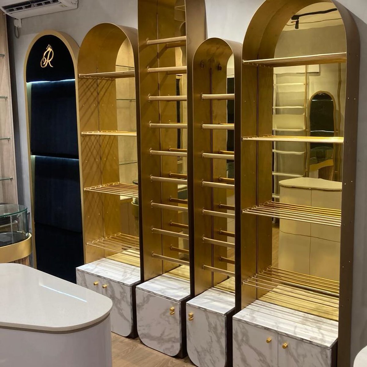 MartinKatoepc1's tweet photo. Racks designed and built by Woodzip Associates. https://t.co/YtB3MWXPhV