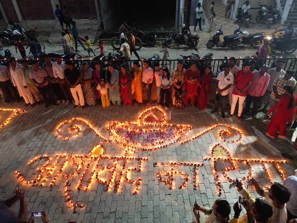 dm_sitapur's tweet photo. सेवा संकल्प महोत्सव-2026 के अंतर्गत भव्य दीपोत्सव कार्यक्रम का आयोजन किया गया। हर तहसील, ब्लॉक, नगर पालिका, नगर पंचायत एवं ग्राम पंचायत स्तर पर दीप प्रज्वलित किए गए। जनपद में कुल 15 लाख दीप प्रज्वलित कर सेवा, संकल्प, एकता एवं जनभागीदारी का संदेश दिया गया। https://t.co/NpIu5Qvpq4