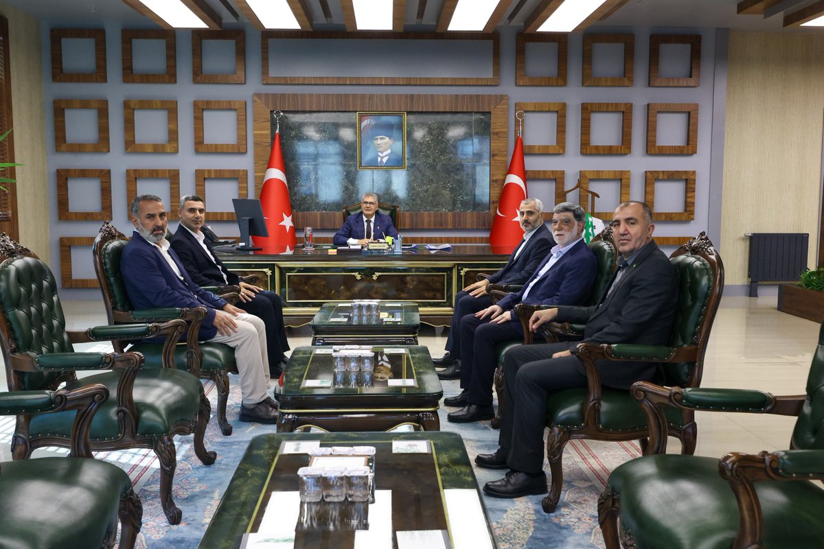 HudaParBingol's tweet photo. İl Başkanımız  Sayın Recep Butaku, Merkez ilçe Başkanımız Şefik Börü, Belediye Meclis Üyemiz Faik Keskin ve beraberindeki il teşkilat üyelerimizle, ilimizin Valisi Sayın Cahit Çelik'i ziyaret etti. 

Hüsnü kabulleri ve misafirperverlikleri için Sayın Valimize teşekkür ederiz.. https://t.co/D32doB0AIk