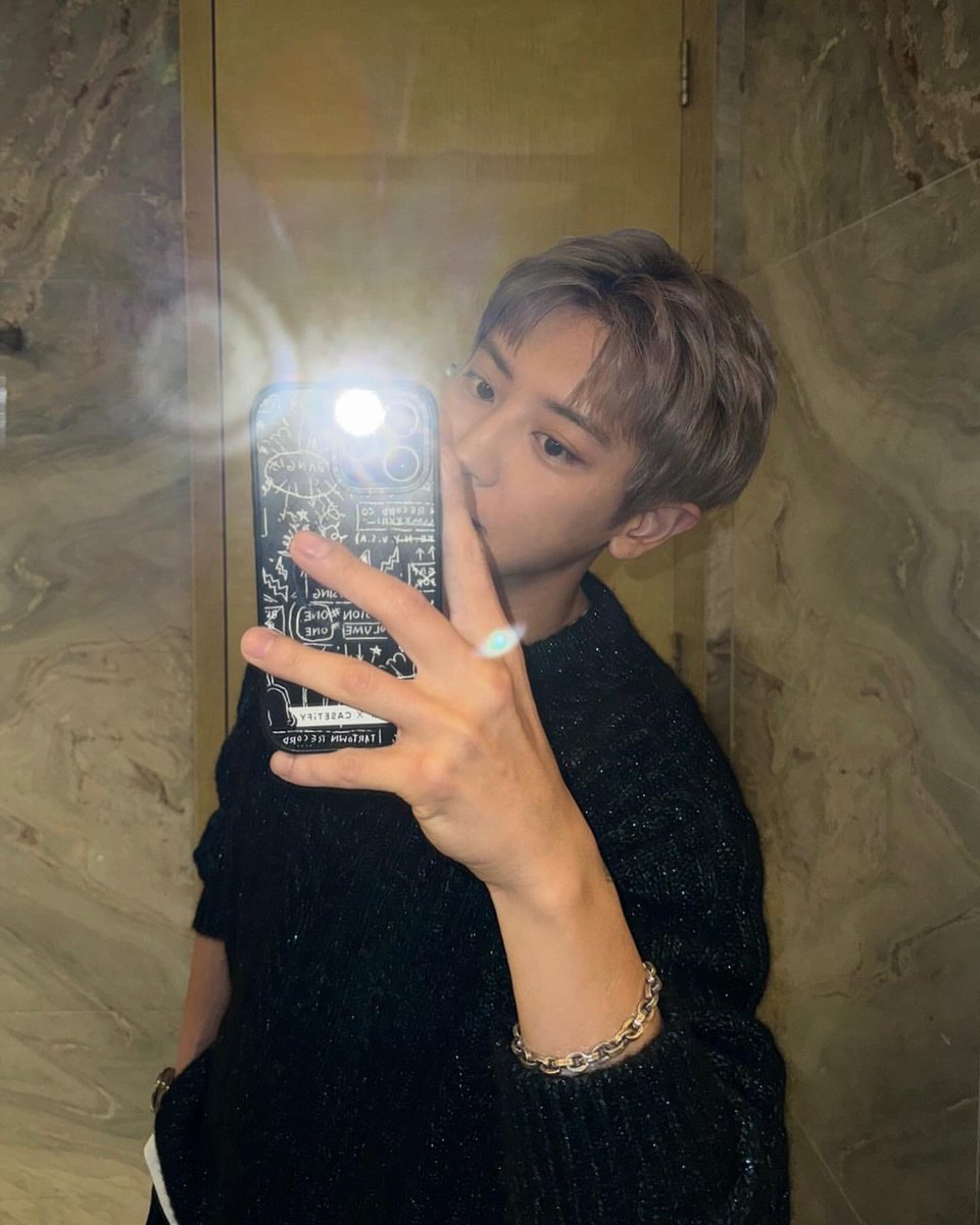 blackoutIoey's tweet photo. chanyeol im bored lets recreate these https://t.co/FQBKwR517R