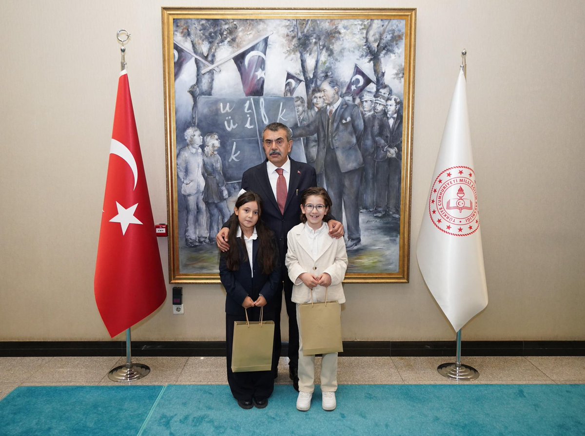 tcmeb's tweet photo. Millî Eğitim Bakanı @Yusuf__Tekin, 2026-2027 Eğitim Öğretim Yılı Açılış Töreninde Sergiledikleri Performansla İlgi Gören Ankara Güzel Sanatlar Müzik İlkokulu Öğrencileri Bengü Yeşilbaş ve Kıvanç Özgür ile Bir Araya Geldi

👉🏻 https://t.co/N8qMrOSZ73 https://t.co/6coBs3wqmw