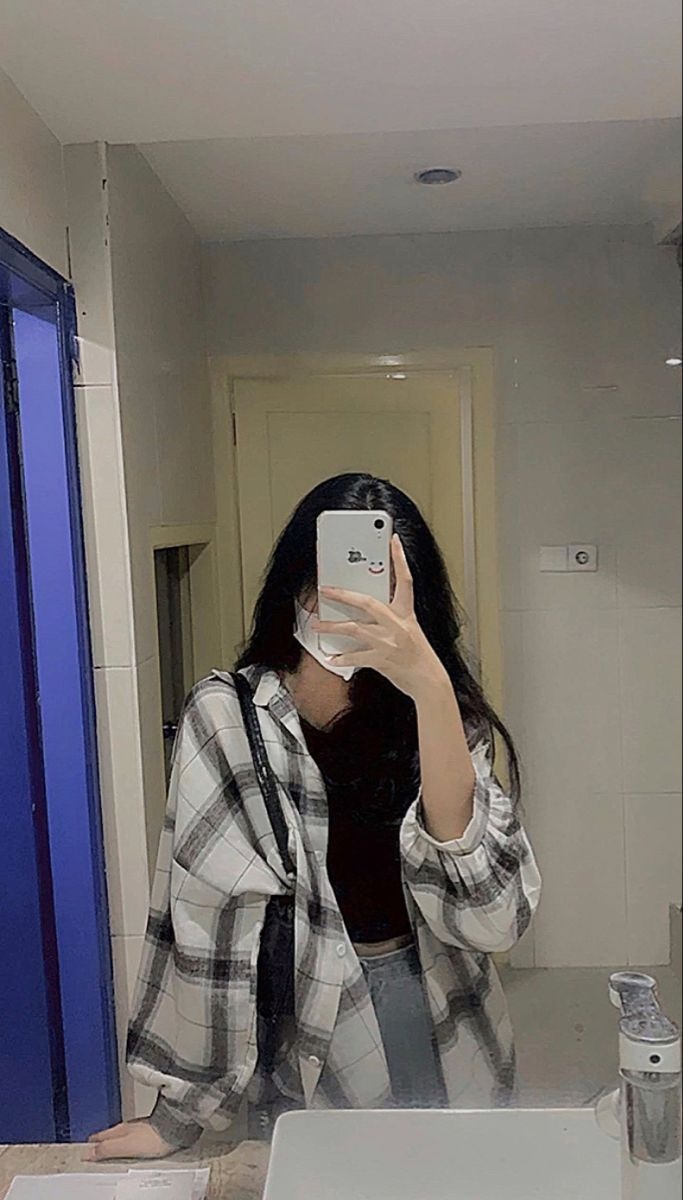 SophiaHallrat's tweet photo. I’m really sensitive to body odor and hate when people smell musty or take off their shoes and have dirty socks. https://t.co/hC7zMBvxpV