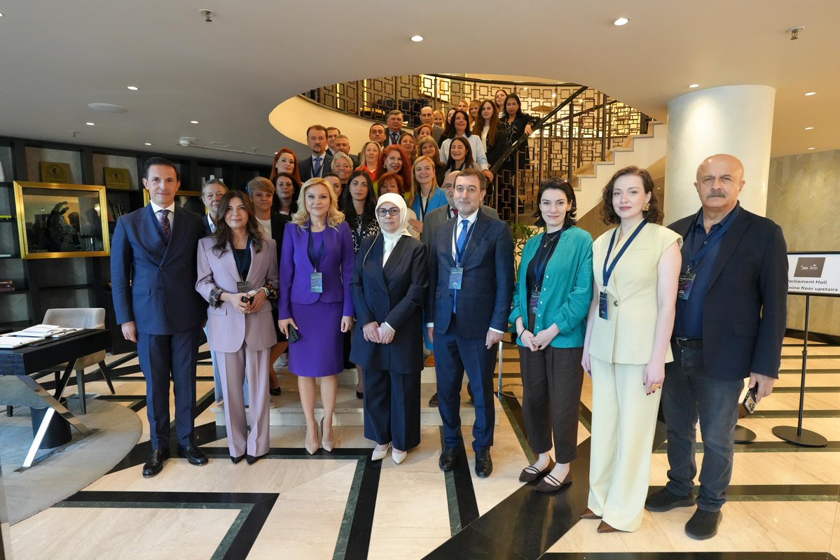 Danis_Mehmet_'s tweet photo. “Medya ve Düzenlemede Yapay Zekâ” ana temasıyla Bulgaristan’ın Sofya kentinde gerçekleştirilen BRAF 13. Yıllık Toplantısı’nda ülkemizi ve kurumumuzu başarıyla temsil eden; Üst Kurul Başkan Vekilimiz ve BRAF Genel Sekreteri Dr. Deniz GÜÇER, Üst Kurul Üyelerimiz Orhan ÖZDEMİR, Dr. Necdet İPEKYÜZ ile RTÜK Başkan Yardımcımız Dr. Deniz GÜLER’in yer aldığı heyetimizi tebrik ediyorum.
 
RTÜK’ün yapay zekâ ile güçlendirilmiş medya izleme platformu VİA+’ın uluslararası paydaşlardan gördüğü yoğun ilgi, ülkemizin medya teknolojilerindeki güçlü kapasitesini bir kez daha ortaya koydu.

RTÜK olarak; ülkemizin hak, alaka ve menfaatlerini uluslararası iş birliklerimizi artırarak tüm platformlarda anlatmaya devam edeceğiz.

@OOzdemir06 @IpekyuzNecdet @deniz_guler