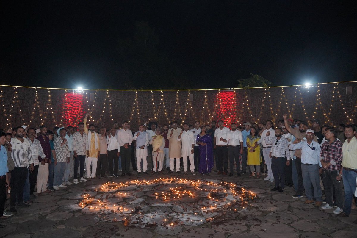 rajneesh4n's tweet photo. करोड़ों लोगों के प्रेरणापुरुष माननीय प्रधानमंत्री श्री @narendramodi जी के जन्मदिवस के अवसर पर आज भोपाल स्थित शौर्य स्मारक में ‘आशीर्वाद का दिया’ प्रज्ज्वलित किया। इस दौरान पर भारतीय जनता पार्टी के जिला उपाध्यक्ष श्री अश्वनी राय, श्री राजकुमार विश्वकर्मा, MIC सदस्य श्री आर.के. सिंह बघेल सहित जिला पदाधिकारी, भाजपा कार्यकर्ता एवं शहर के नागरिकगण उपस्थित रहे।

इस पावन अवसर पर देश के अमर बलिदानियों को नमन करते हुए प्रधानमंत्री मोदी जी के शतायु होने तथा उन्हें और अधिक सामर्थ्यशाली बनाने की प्रार्थना की।

‘राष्ट्र प्रथम’ के संकल्प को समर्पित प्रधानमंत्री जी गुजरात के मुख्यमंत्री से लेकर देश के प्रधानमंत्री तक की कार्ययात्रा में वे जनसेवा के लिए कटिबद्ध हैं। उनके नेतृत्व में आज विश्व पटल पर भारत की प्रतिष्ठा और सामर्थ्य लगातार बढ़ रहा है।

आदरणीय प्रधानमंत्री जी को जन्मदिवस की पुनः हार्दिक शुभकामनाएँ। ईश्वर उन्हें दीर्घायु, स्वस्थ एवं ऊर्जावान जीवन प्रदान करें और माँ भारती की सेवा का यह संकल्प निरंतर मजबूत होता रहे। 

#HappyBdayPMModi 
#सेवा_संकल्प_अभियान
#SevaSankalpAbhiyan
#AashirwadKaDiya