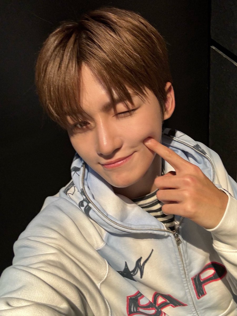 hjh32oon's tweet photo. 나도 지후니 덕에 햇피해졋어~~ https://t.co/aBuLHbDrEi