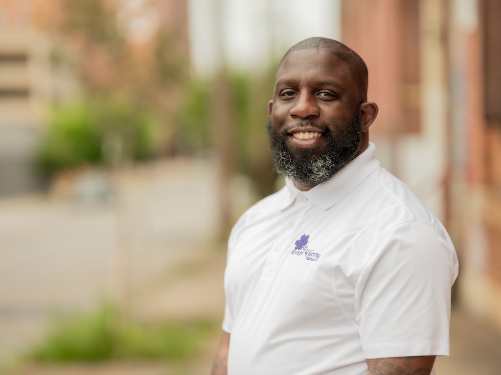mdsocialwork's tweet photo. Derrick Whiting, a #UMSSW student and executive director of The Flowers Whiting Initiative, is helping create technology pathways for returning citizens and justice-impacted Baltimore residents, https://t.co/kakHlLEeRn. https://t.co/9LYObhajV4