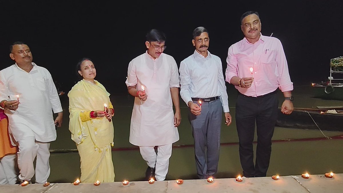 DM_MIRZAPUR's tweet photo. "सेवा संकल्प अभियान" के प्रकाश से जगमगाया पूरा जनपद, साढ़े बारह लाख दीपों से रोशन हुए घर,घाट और मन्दिर। मण्डलायुक्त, जिलाधिकारी, जिलाध्यक्ष BJP, CDO, अध्यक्ष न.पा.प. व नागरिकों ने दीप प्रज्ज्वलन में नगर फतहा घाट पर बढ़चढ़कर लिया हिस्सा।
@CMOfficeUP @ChiefSecyUP @InfoDeptUP https://t.co/QlUC4hIDJm