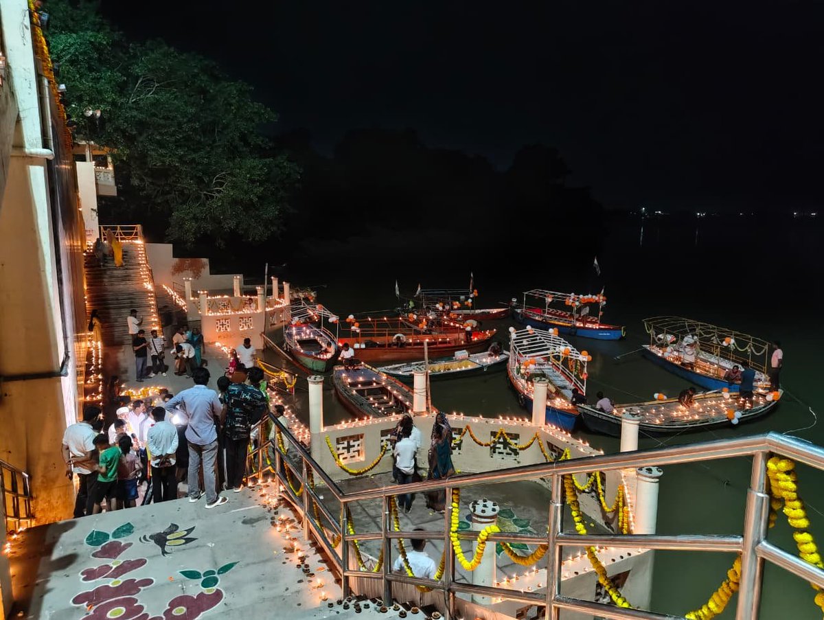 DM_MIRZAPUR's tweet photo. "सेवा संकल्प अभियान" के प्रकाश से जगमगाया पूरा जनपद, साढ़े बारह लाख दीपों से रोशन हुए घर,घाट और मन्दिर। मण्डलायुक्त, जिलाधिकारी, जिलाध्यक्ष BJP, CDO, अध्यक्ष न.पा.प. व नागरिकों ने दीप प्रज्ज्वलन में नगर फतहा घाट पर बढ़चढ़कर लिया हिस्सा।
@CMOfficeUP @ChiefSecyUP @InfoDeptUP https://t.co/QlUC4hIDJm
