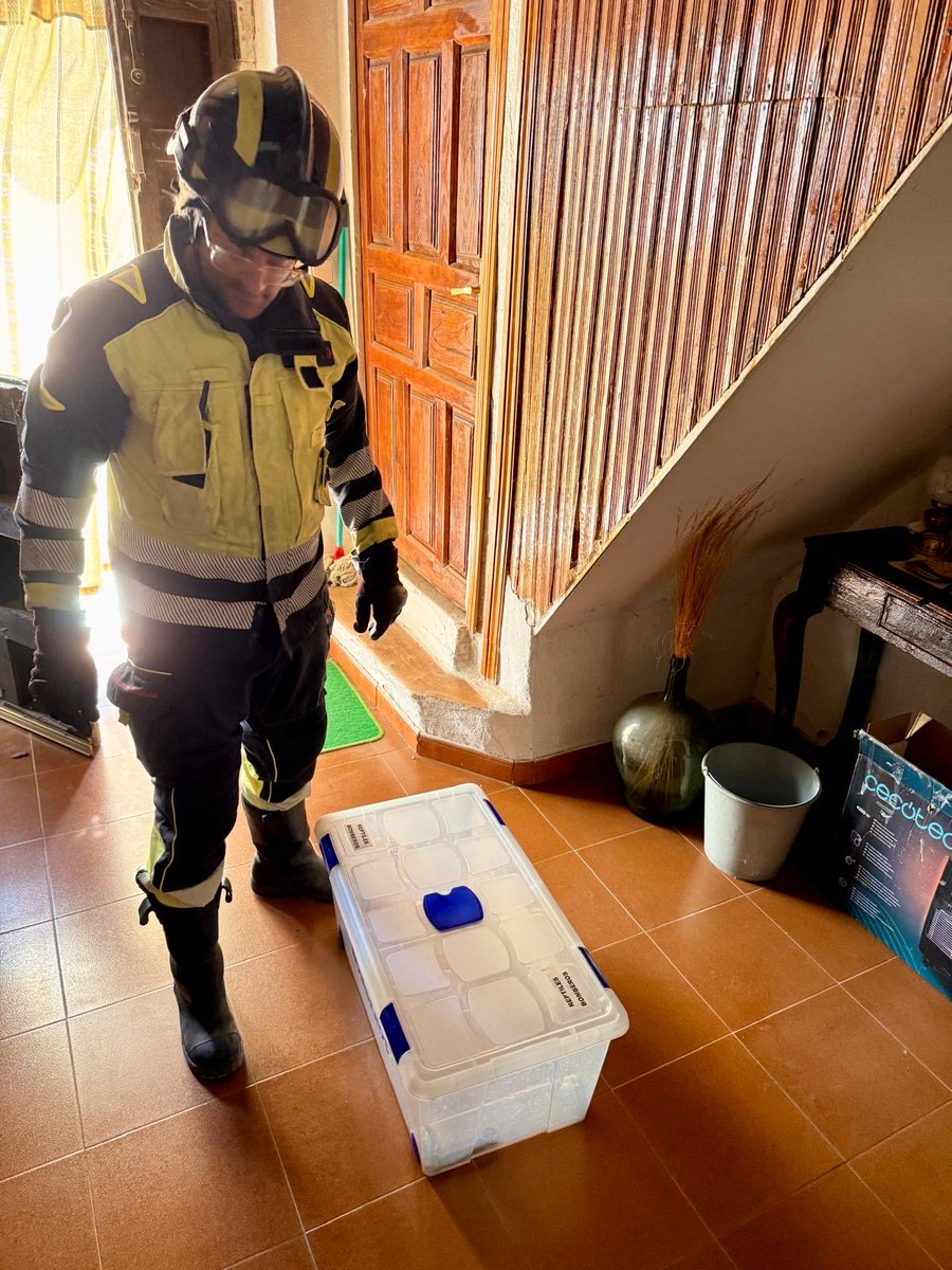 BomberosDip_VLL's tweet photo. 🐍 Ayer recibimos un aviso por una culebra que se había colado en una vivienda de Hornillos de Eresma.

🚒 La capturamos con cuidado y la devolvimos a la naturaleza, donde debe estar. https://t.co/6EcauY1h9t