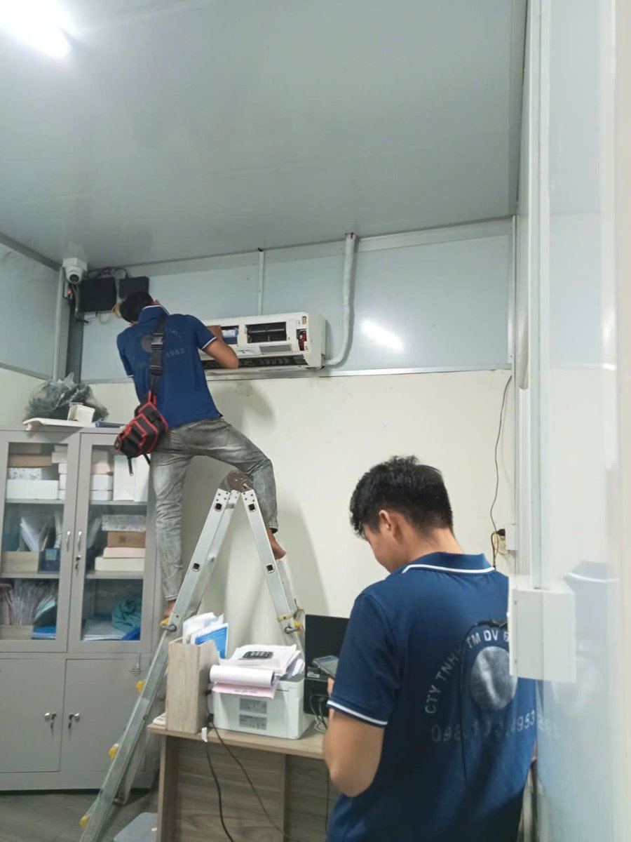 Dienlanh61's tweet photo. Tháo lắp máy lạnh sai kỹ thuật = mất gas + ống đồng gãy + máy kém lạnh.
Tại Thuận An, Điện lạnh 61 luôn khóa gas trước khi tháo, kiểm tra độ dốc ống thoát nước khi lắp lại.
Cần di dời máy lạnh Thuận An: Gọi 098.102.4953 – báo giá trước, không vẽ bệnh. https://t.co/MDDhXpXyj3