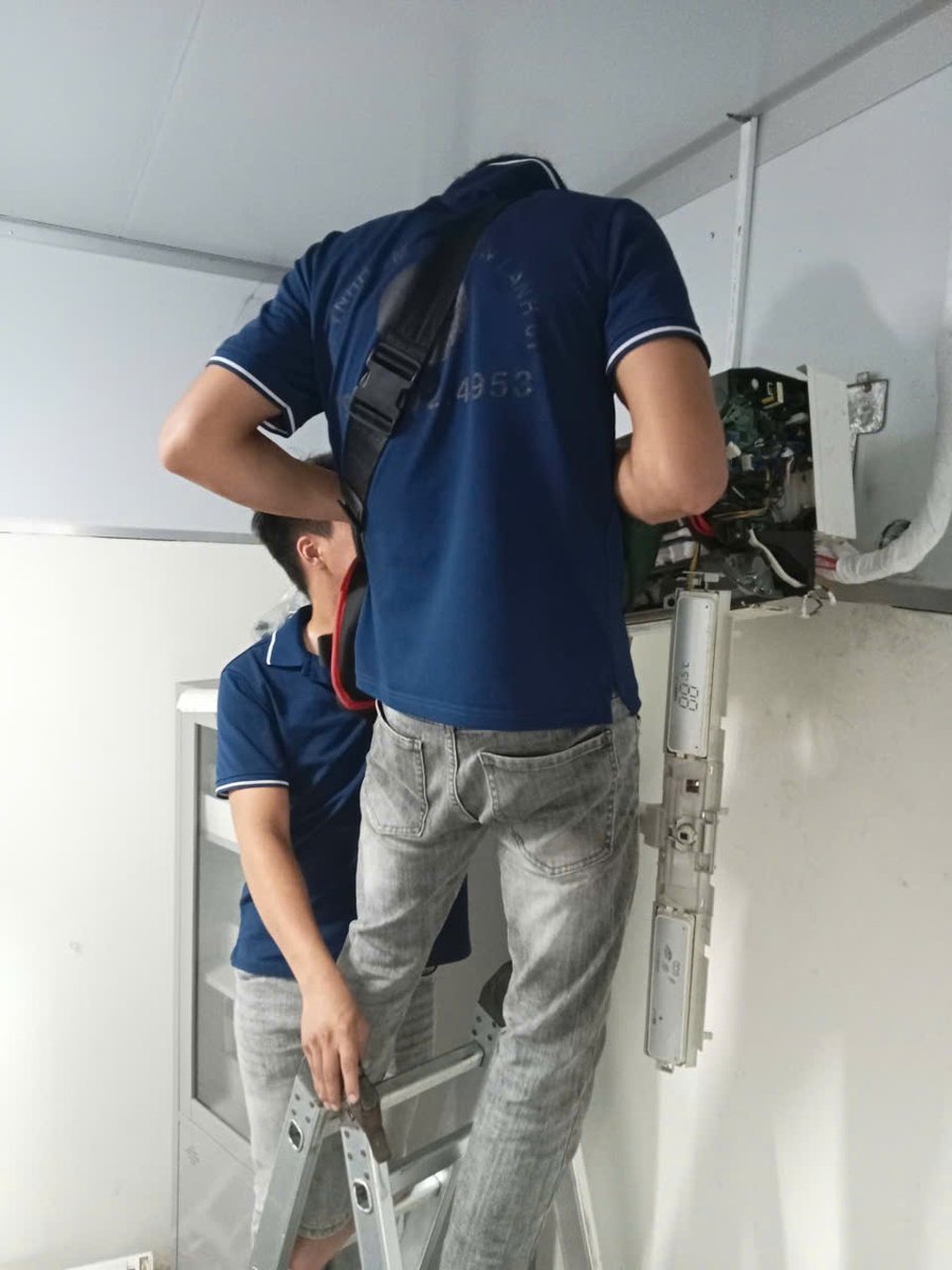 Dienlanh61's tweet photo. Tháo lắp máy lạnh sai kỹ thuật = mất gas + ống đồng gãy + máy kém lạnh.
Tại Thuận An, Điện lạnh 61 luôn khóa gas trước khi tháo, kiểm tra độ dốc ống thoát nước khi lắp lại.
Cần di dời máy lạnh Thuận An: Gọi 098.102.4953 – báo giá trước, không vẽ bệnh. https://t.co/MDDhXpXyj3