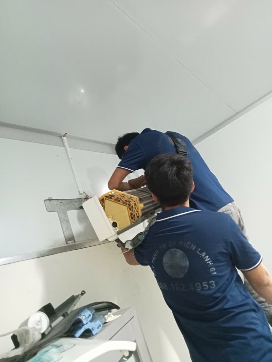 Dienlanh61's tweet photo. Tháo lắp máy lạnh sai kỹ thuật = mất gas + ống đồng gãy + máy kém lạnh.
Tại Thuận An, Điện lạnh 61 luôn khóa gas trước khi tháo, kiểm tra độ dốc ống thoát nước khi lắp lại.
Cần di dời máy lạnh Thuận An: Gọi 098.102.4953 – báo giá trước, không vẽ bệnh. https://t.co/MDDhXpXyj3