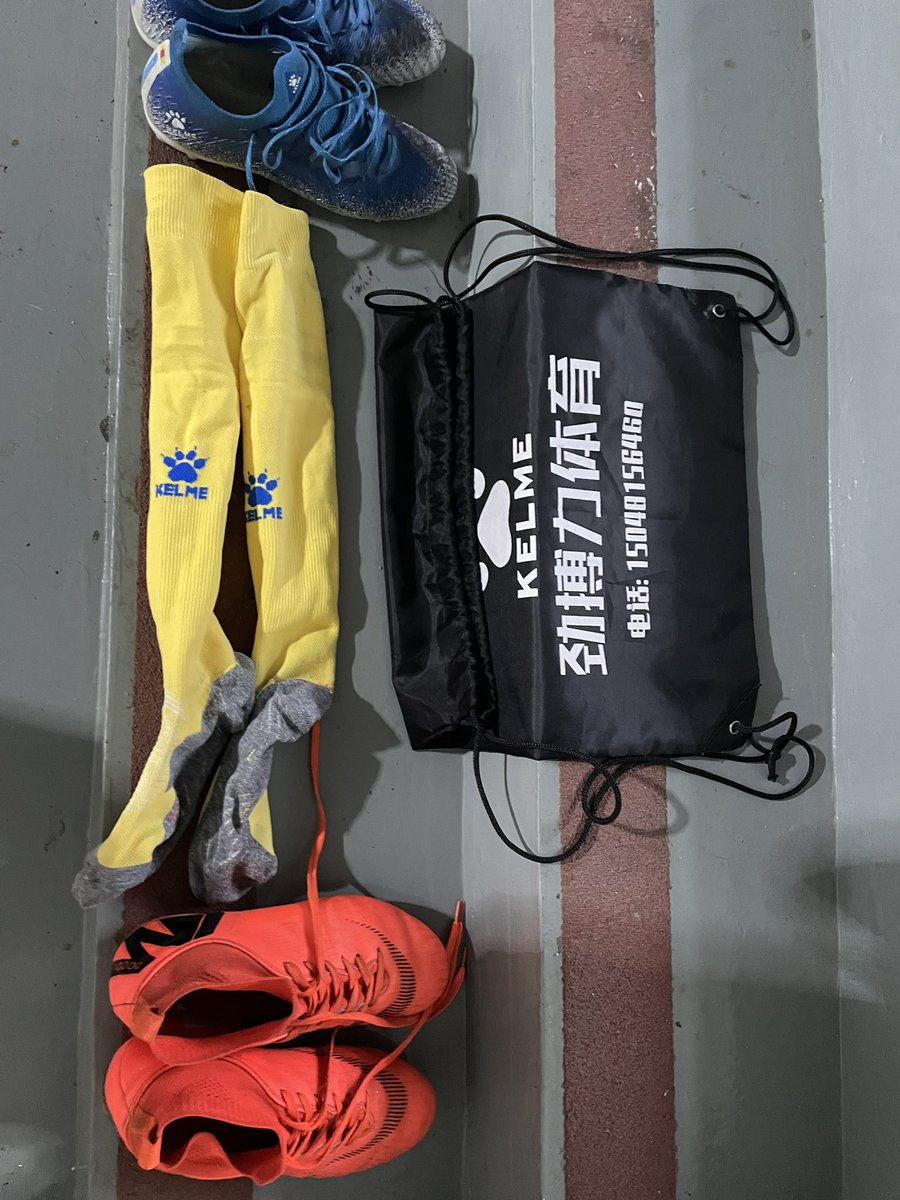 Luoam38332's tweet photo. 接上条：⚽️小哥的原味真的很棒，每次遇到袜底都是湿湿的😹其实以前他还拍过吃饭视频不过不🔥特别帅 现在比那时候更壮了些 https://t.co/xn9aG2UmHb