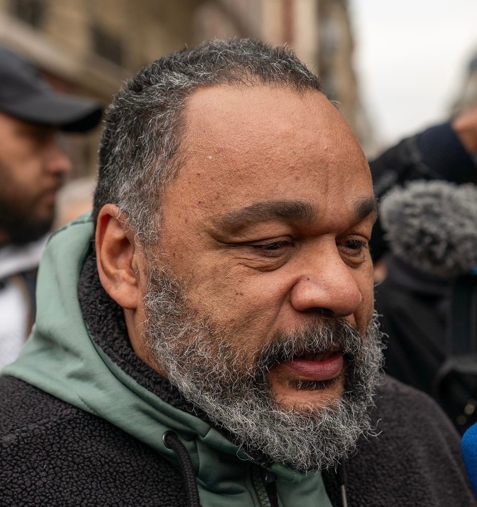 JCoupable's tweet photo. 🚨 DIEUDONNÉ CONDAMNÉ ✊️
6 mois d’emprisonnement ferme, aménagés sous bracelet électronique, 5 000 € d’amende et 3 ans d’inéligibilité pour apologie du terrorisme.
Des propos publiés le 7 oct 2024, jour anniversaire de l’attaque du Hamas. 
Signalé par nos soins le 8/10/24 👇 https://t.co/VVkxVOd02I