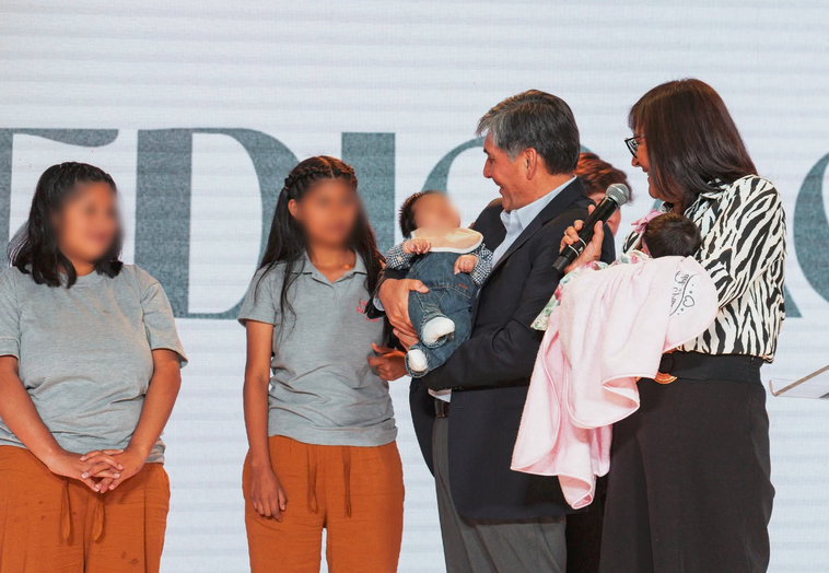 VotoEscondido's tweet photo. Y si la víctima era mujer ¿Hubiera sido exhibida en tu albergue junto con las otras niñas ? https://t.co/lb4TGuSwHj