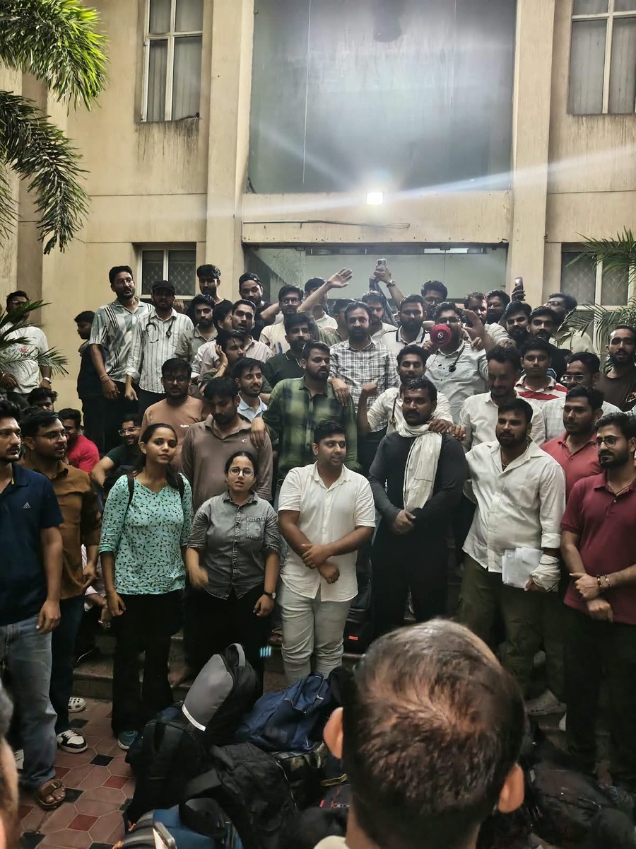 drshravanosian's tweet photo. राजस्थान में फॉरेन मेडिकल ग्रेजुएट डॉक्टर को Stipend की मांग को लेकर धरने में सम्मिलित हुआ 
सरकार से मांग है कि FMG Interns के साथ न्यायपूर्ण एवं समान व्यवहार करते हुए जल्द सकारात्मक निर्णय लिया जाए। @hanumanbeniwal 

#RajFMG0Stipend #RajasthanFMGs #FMGStipend https://t.co/1PmreRmd15