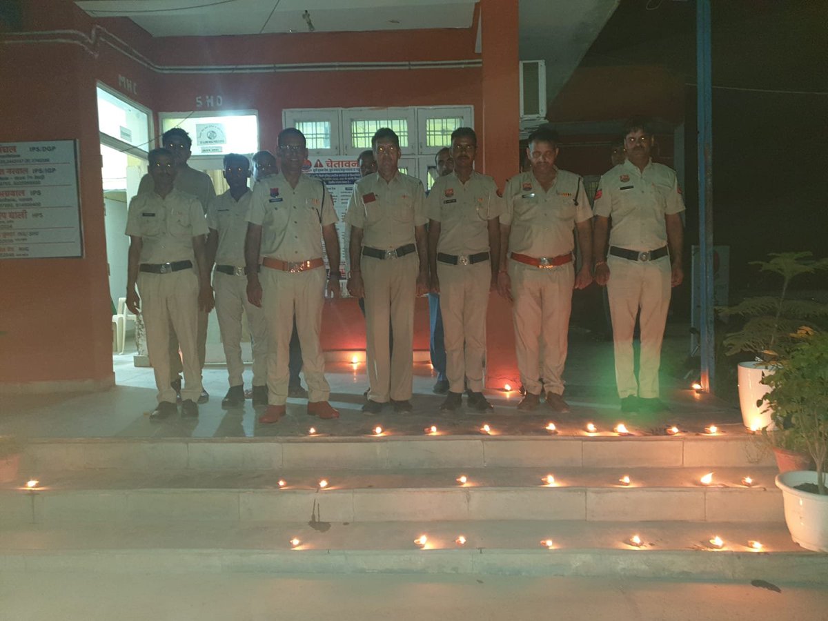 palwalpolice's tweet photo. "सेवा संकल्प अभियान" के तहत पलवल पुलिस ने जलाए 'आशीर्वाद के दीये', दीपों की रोशनी से जगमगाए पुलिस कार्यालय, थाने व चौकियां।

#SP पलवल दीप्ति गर्ग, आईपीएस ने स्वयं दीप प्रज्वलित कर सभी को सेवा, समर्पण तथा जनकल्याण की भावना के साथ कार्य करने का संदेश दिया।

पलवल पुलिस सदैव नागरिकों की सुरक्षा, सहायता और जनकल्याण के लिए तत्पर है और इस प्रकार के आयोजन पुलिसकर्मियों में सेवा भाव व सकारात्मक ऊर्जा का संचार करते हैं-दीप्ति गर्ग, पुलिस अधीक्षक, पलवल।

#SevaSankalpAbhiyaan
#AashirwadKeDiye
#ServiceAndDedication
#PalwalPolice
#HaryanaPolice