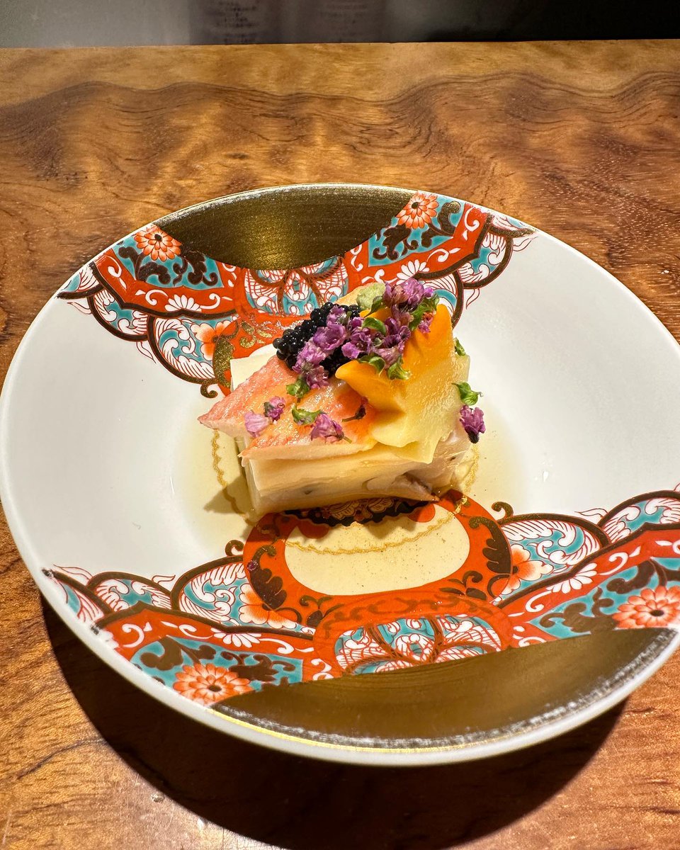 AssuntaTolxwj's tweet photo. November appetizer

Autumn mushroom tofu 
Crab meat, maple-leaf wheat gluten, caviar https://t.co/E4DvzfHdpZ