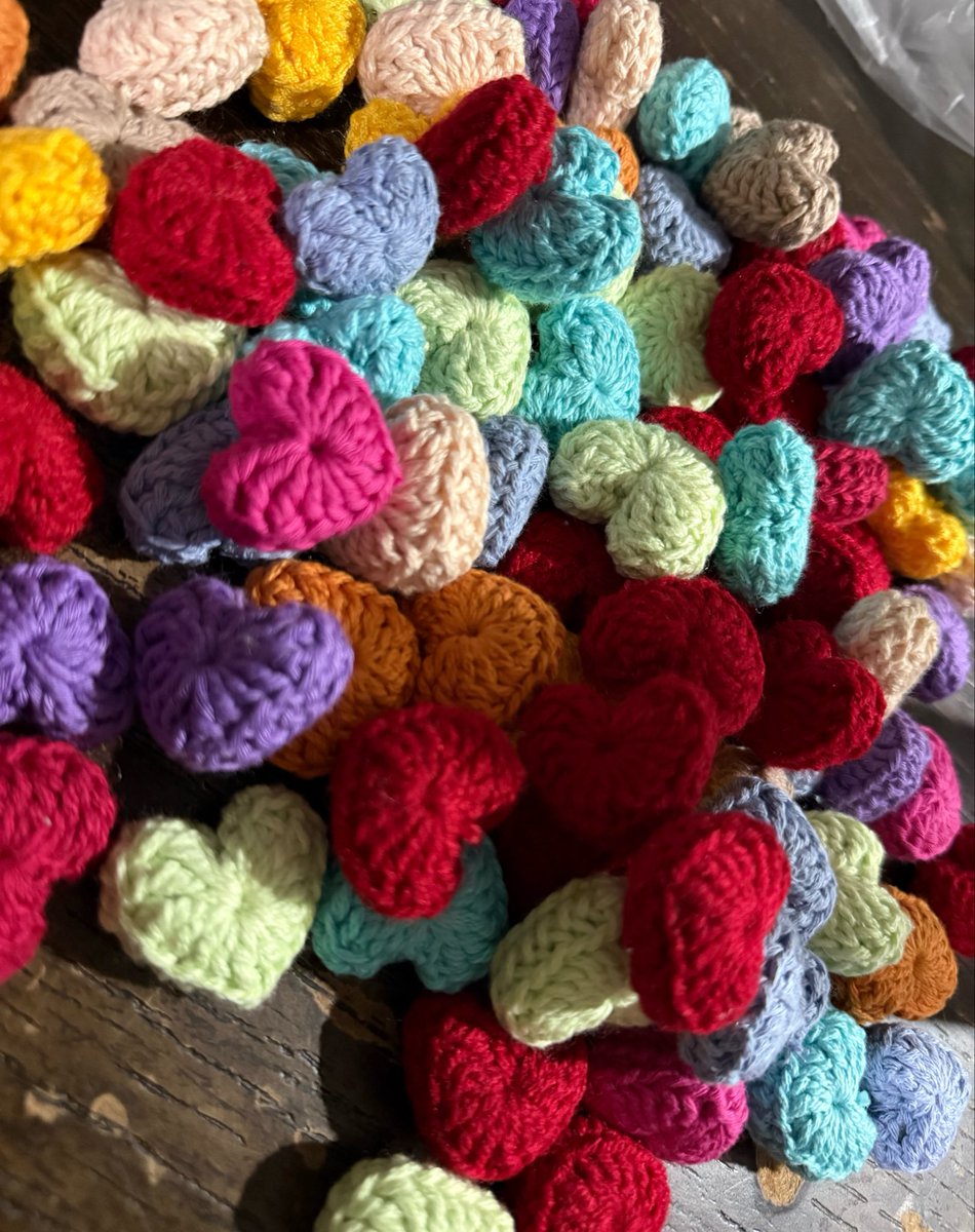 almaversee's tweet photo. Broooo acabo de terminar 100 corazones tejidos a mano para mis freebies https://t.co/ipRIai2zbE