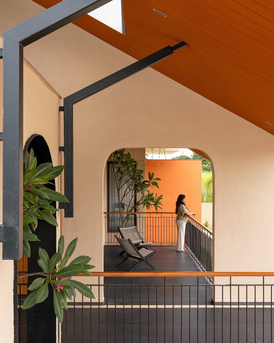 ROkpokam's tweet photo. This house does a lot with a simple idea, a roof that becomes the architecture. The deep overhangs, exposed structure and warm materials give it character without trying too hard. https://t.co/xKvzlTgL9y