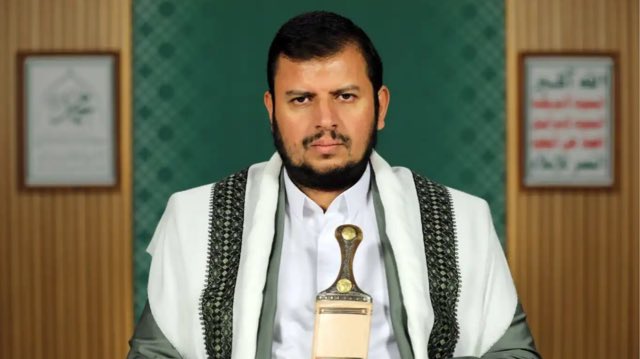ConflictTR's tweet photo. Husi Lideri Abdülmelik:

Suudi Arabistan'ın halkımıza Mekke'yi hedef aldığımız yönündeki suçlamaları, büyük, çirkin ve son derece utanç verici bir yalandır.

Bazı ülkeler kutsal mekanlar için yas tutarken, asıl Müslümanların kutsal değerlerini terk eden ve İslami ümmeti başarısızlığa uğratanlar kendileridir.

Suudi rejimiyle ilişkileri maddi çıkarlar ve petrol dolarları üzerine kuruludur.