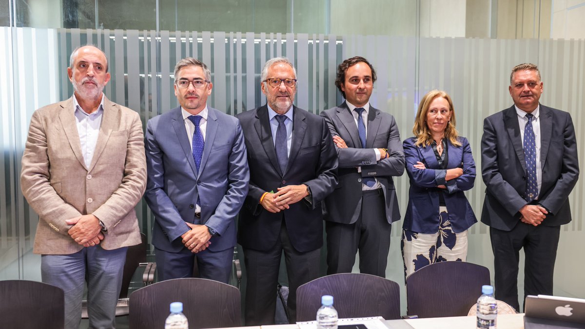 CarlosPollan's tweet photo. Reunión con @inetum_es para abordar las oportunidades que ofrecen la IA y las tecnologías disruptivas para transformar nuestra Administración.

Queremos explorar todo su potencial para simplificar procedimientos, eliminar cargas innecesarias y avanzar hacia una normativa más eficiente y sencilla.