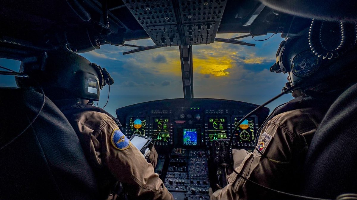 ArmadaColombia's tweet photo. En el marco de la Operación Neptuno VII, nuestra fragata misilera ARC “Independiente” ejecutó con éxito un ejercicio de contramedidas defensivas #CHAFFEX, blindando sus sistemas de autodefensa y elevando la capacidad de supervivencia en el mar Caribe. 🇨🇴⚓

Durante el desarrollo de la maniobra, la unidad probó la máxima precisión de sus lanzadores electromagnéticos y la agilidad táctica de su tripulación, desplegando señuelos de dispersión para neutralizar amenazas avanzadas y mantener el control de la zona de operaciones.

Esta acción demuestra la contundencia operativa de nuestros buques en la línea de defensa, reafirmando el compromiso de la Armada Nacional con la seguridad marítima y la soberanía de la Nación. ⚓️💙